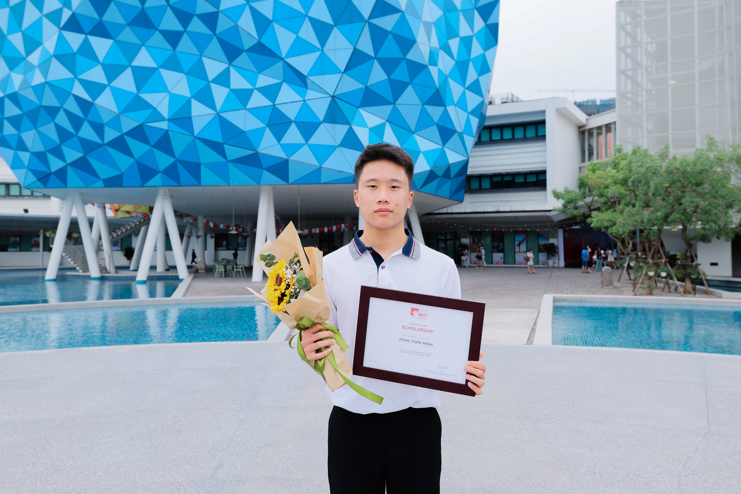 11 lần chuyển trường, 10 lần chuyển nhà, nam sinh giành học bổng toàn phần